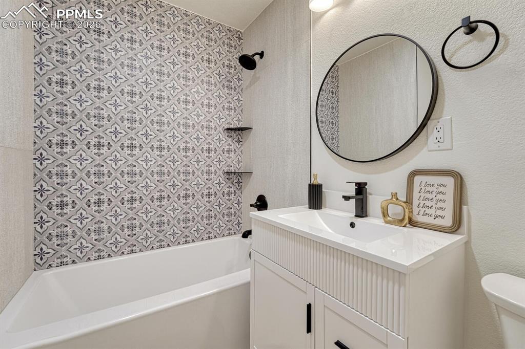 Image 30 of 50: Bathroom