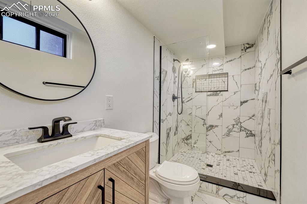 Image 36 of 50: Bathroom