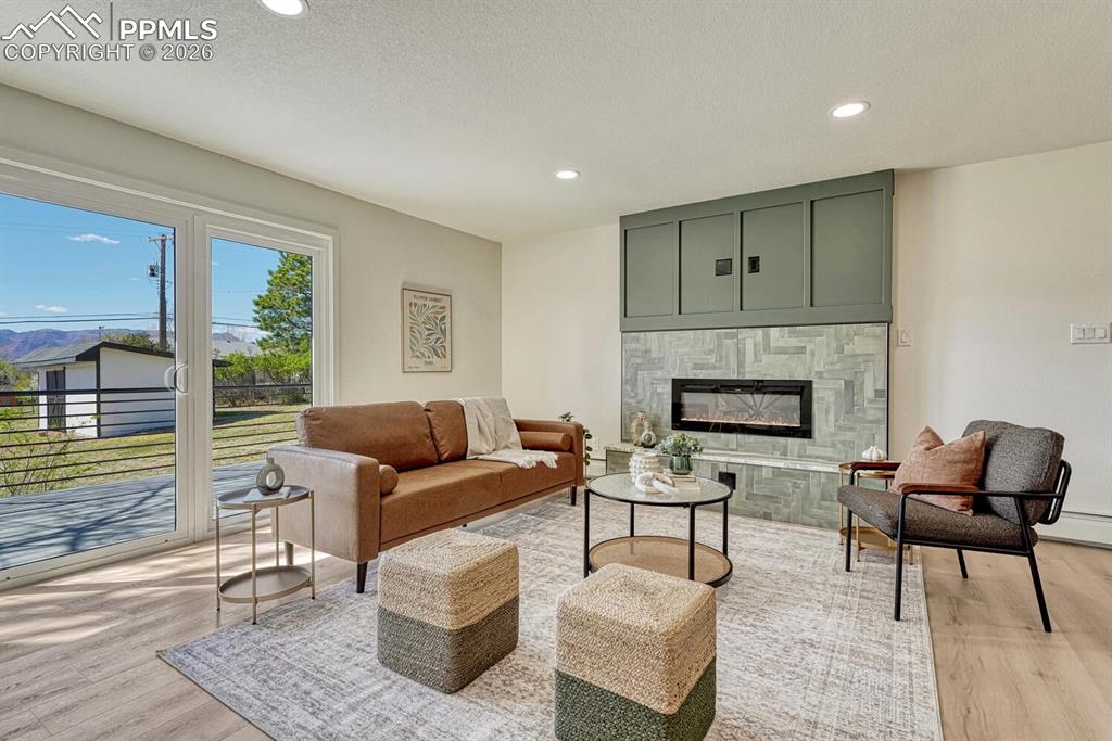 Image 7 of 50: Living Room