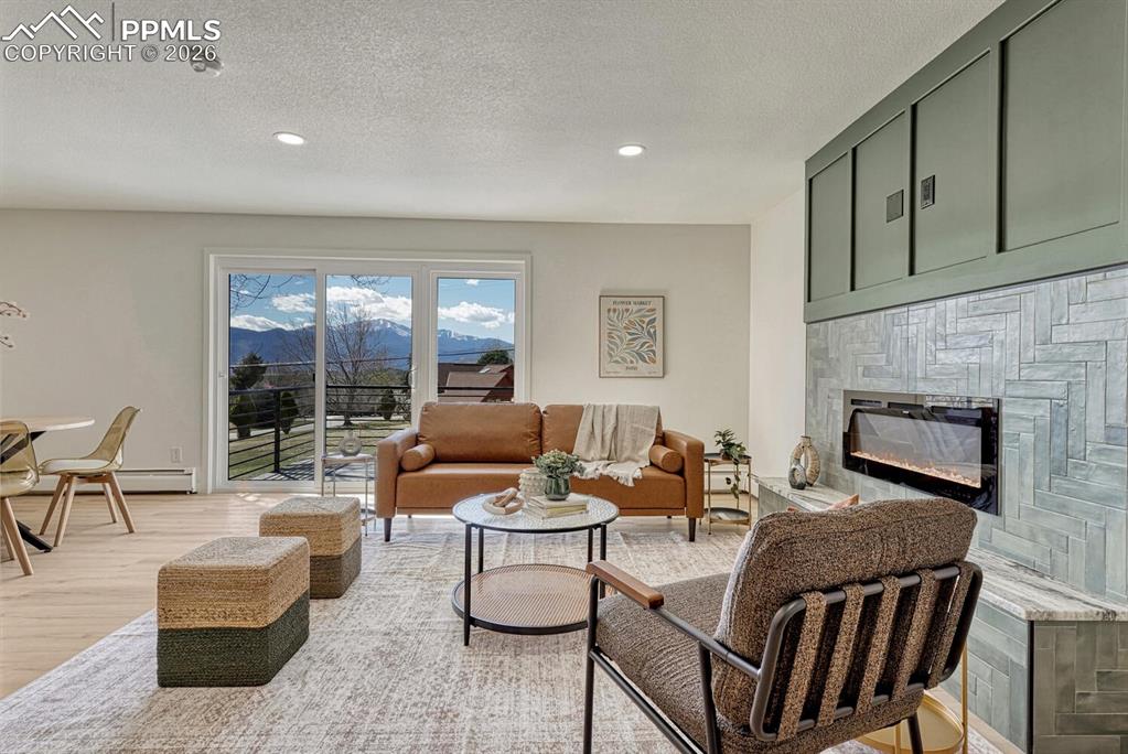 Image 8 of 50: Living Room