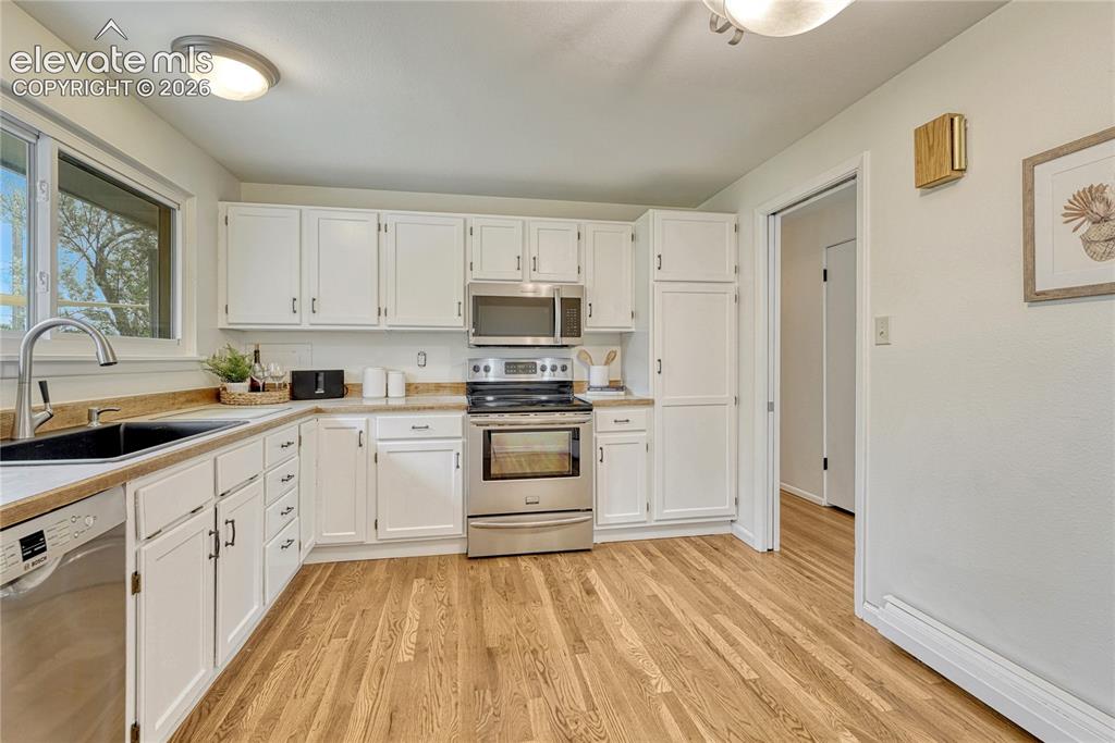 Image 13 of 37: Kitchen