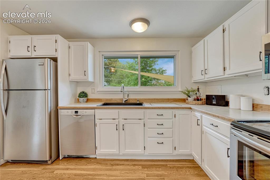 Image 14 of 37: Kitchen