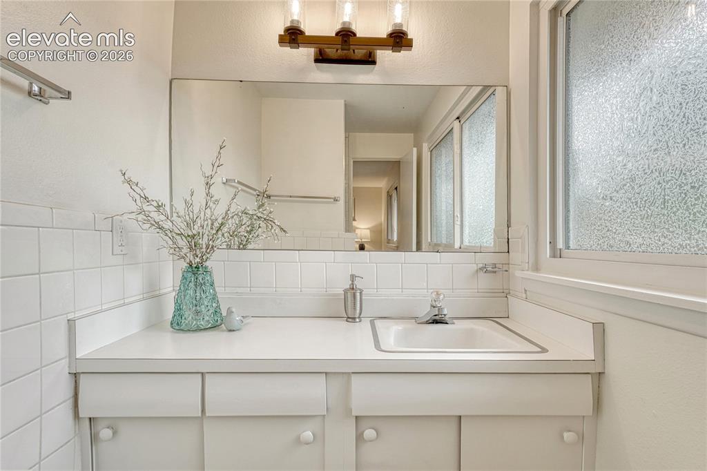 Image 20 of 37: Bathroom