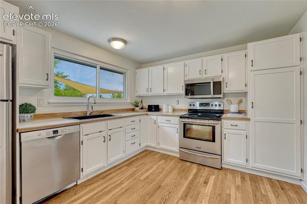 Image 4 of 37: Kitchen