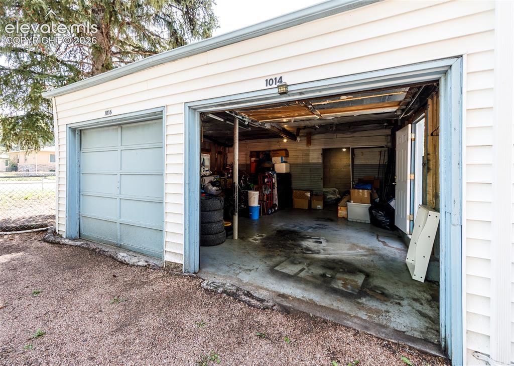 Image 37 of 39: Garage