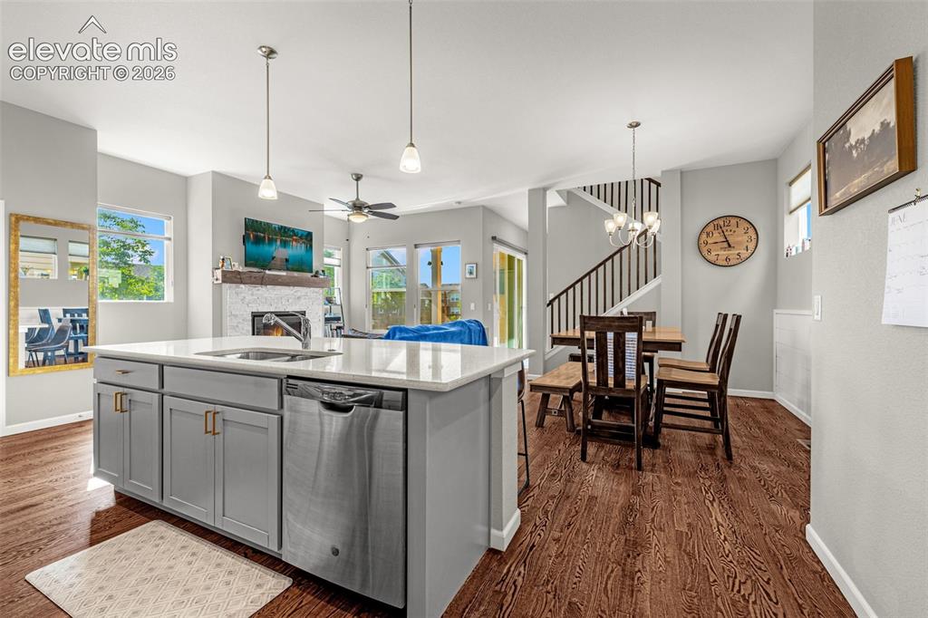 Image 10 of 50: Kitchen