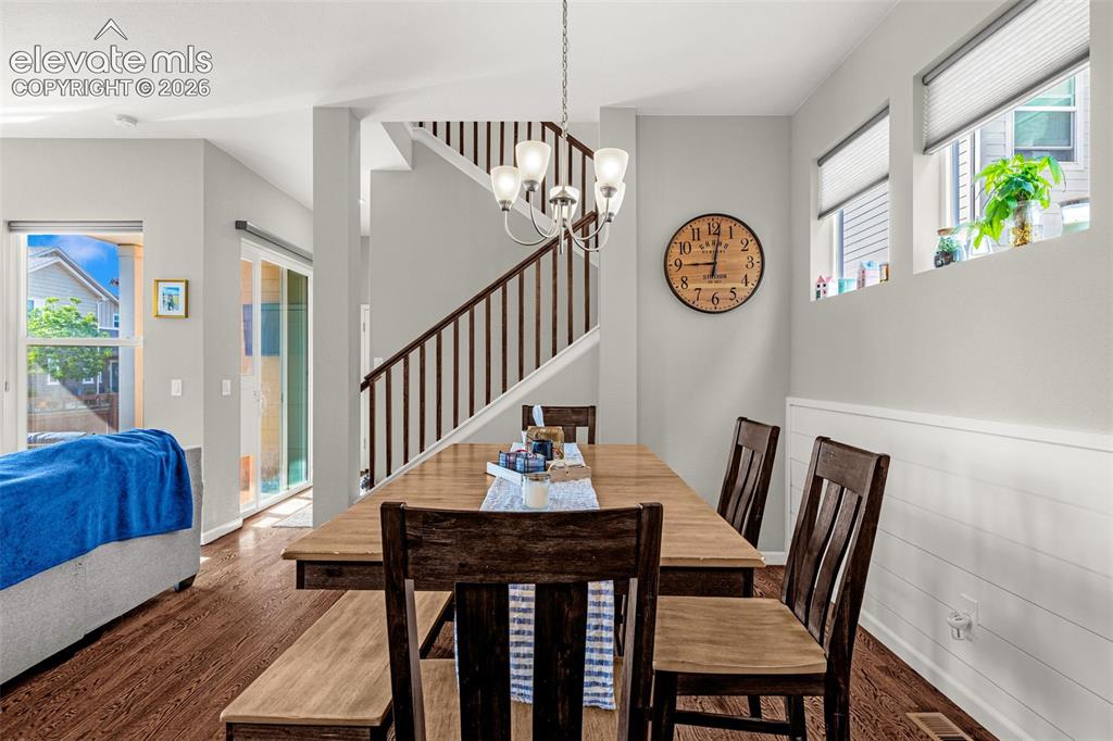 Image 14 of 50: Dining Area