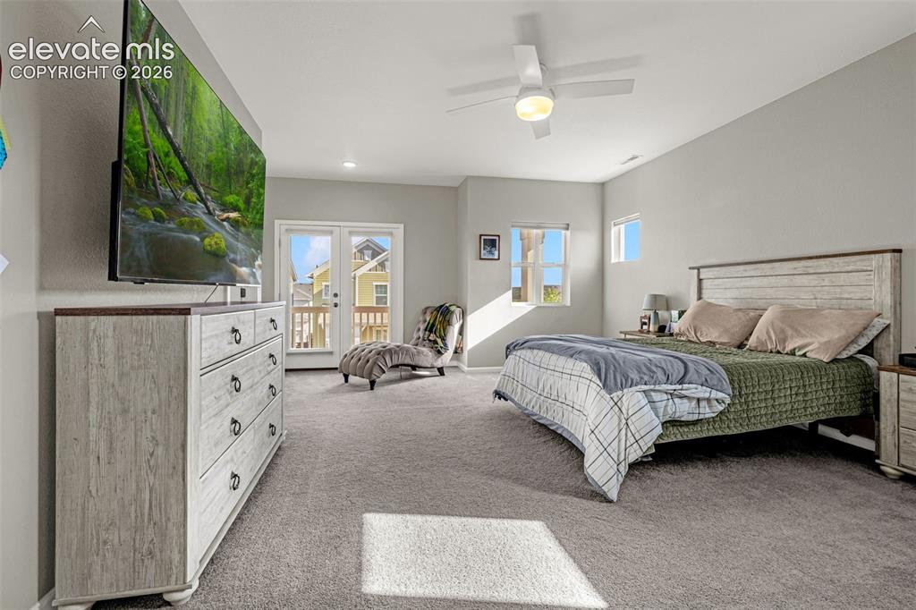 Image 18 of 50: Bedroom