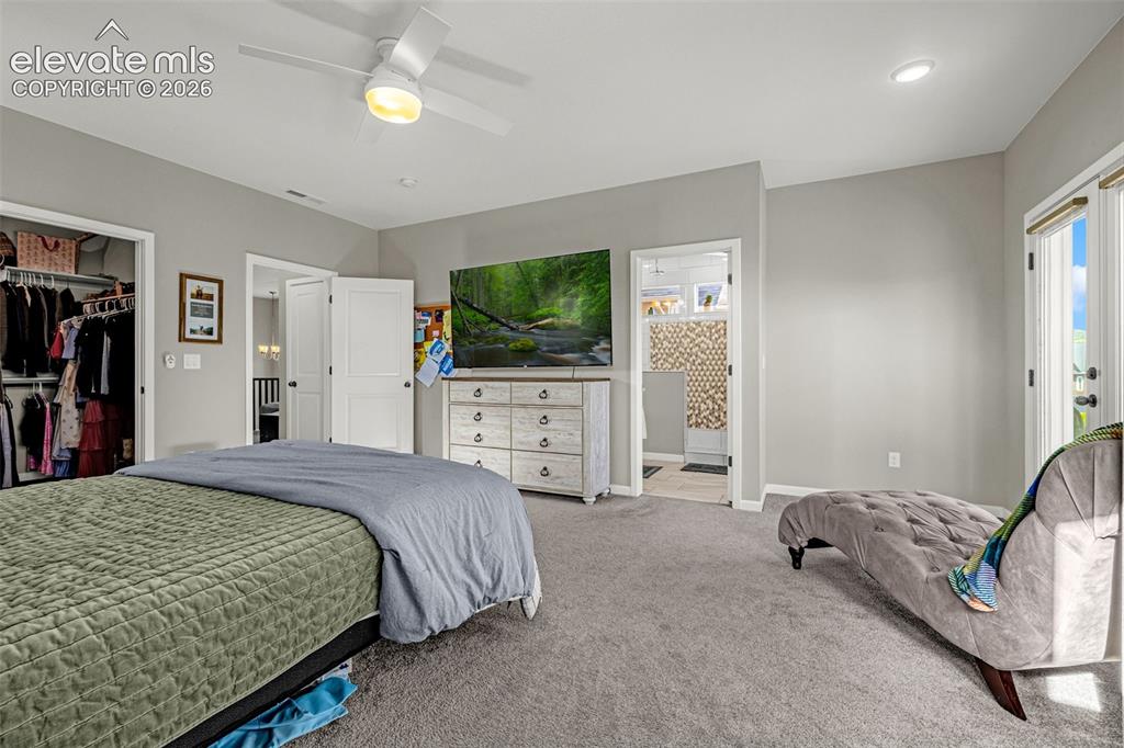 Image 19 of 50: Bedroom