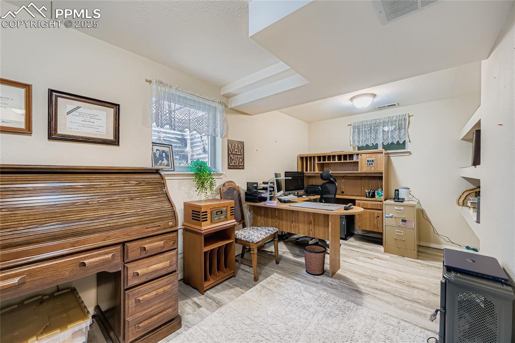 Image 22 of 35: Office