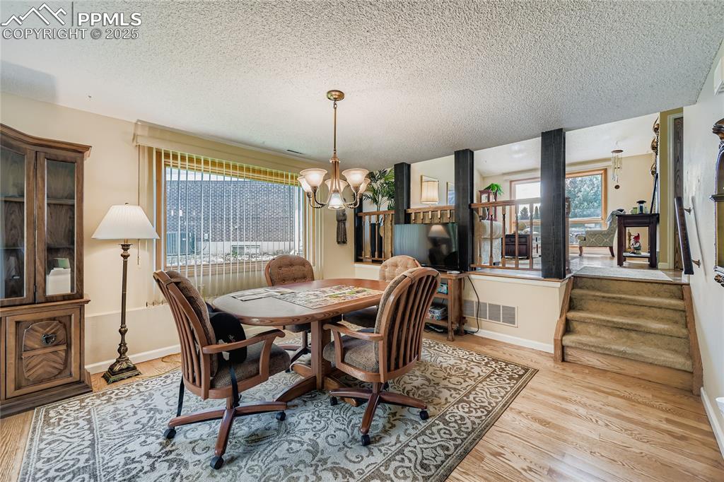 Image 29 of 35: Dining Area