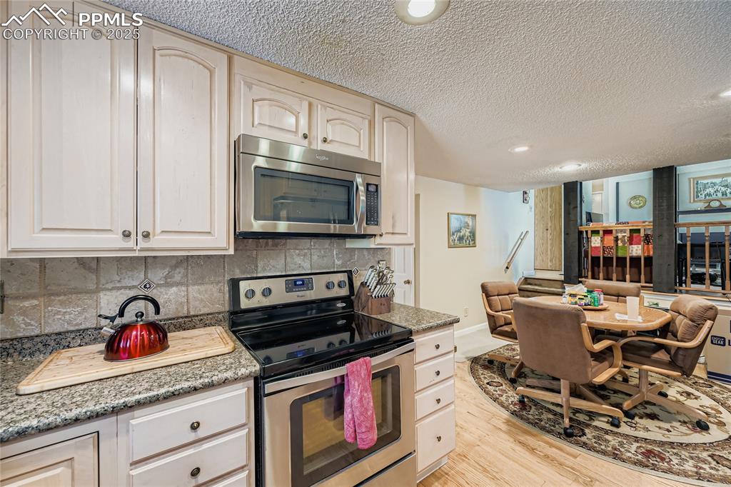 Image 30 of 35: Kitchen