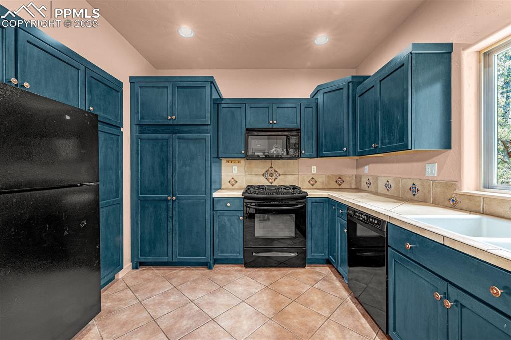 Image 10 of 41: Kitchen