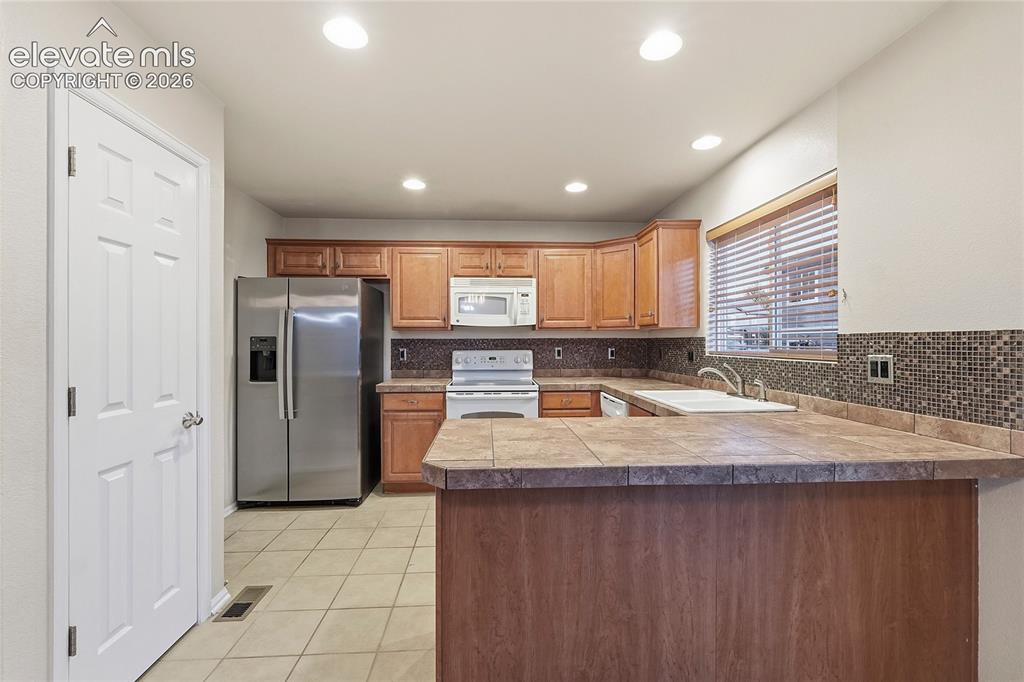 Image 10 of 28: Kitchen