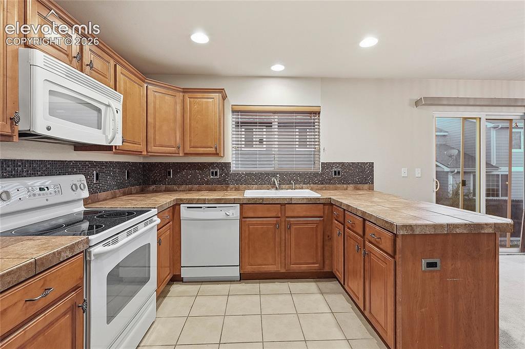 Image 11 of 28: Kitchen