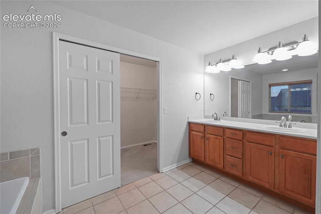 Image 15 of 28: Bathroom