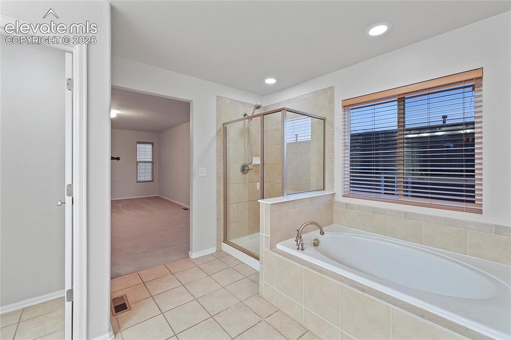 Image 16 of 28: Bathroom