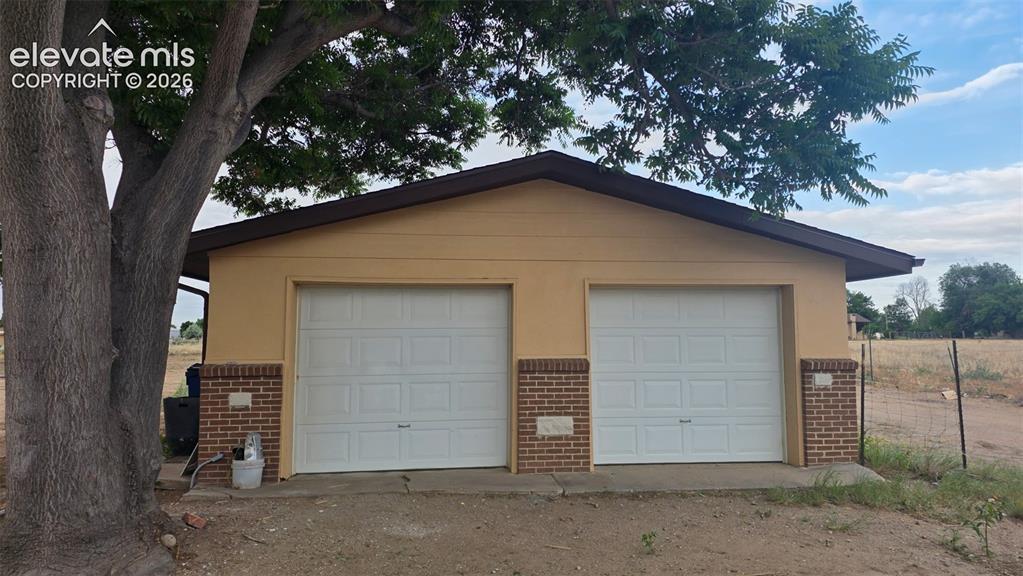 Image 2 of 23: Garage