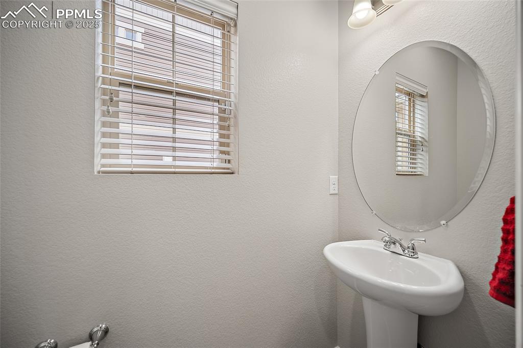 Image 11 of 49: Bathroom