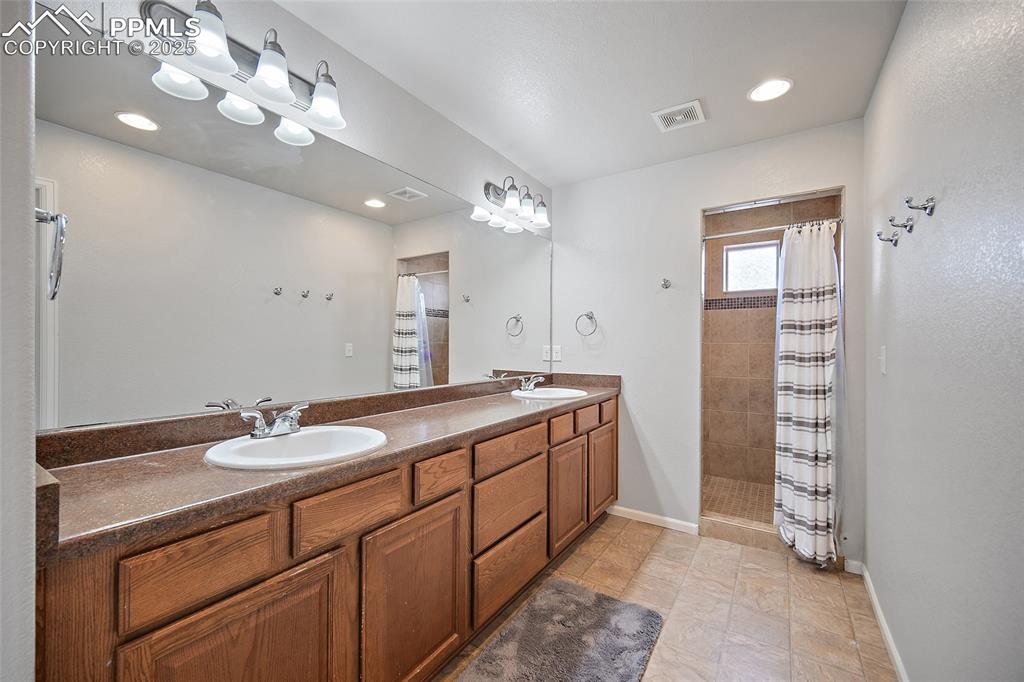 Image 20 of 49: Bathroom