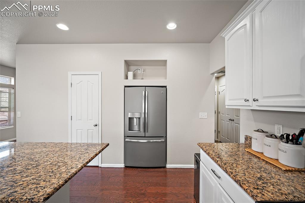 Image 7 of 49: Kitchen