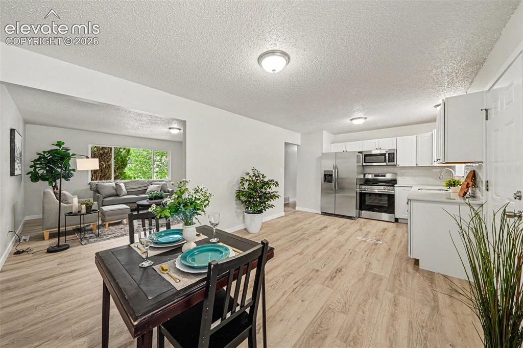 Image 10 of 19: Dining Area