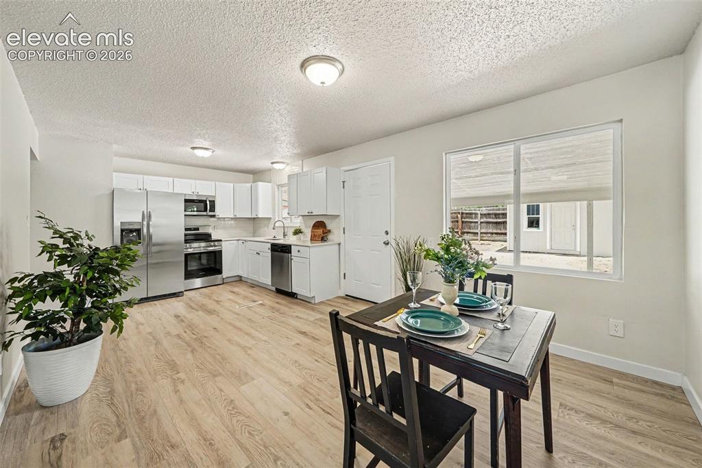 Image 11 of 19: Dining Area