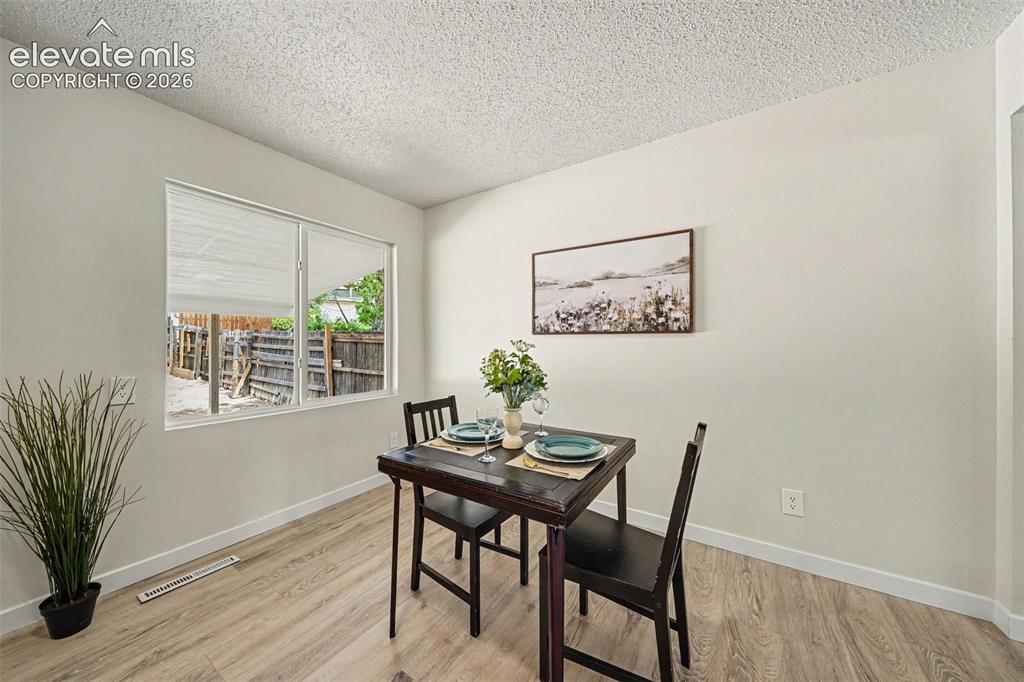 Image 12 of 19: Dining Area