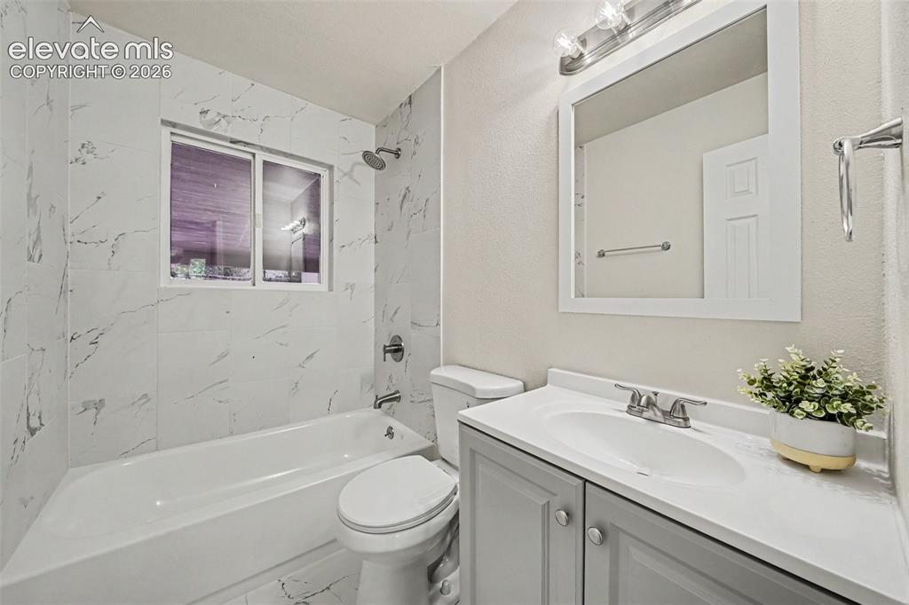 Image 16 of 19: Bathroom