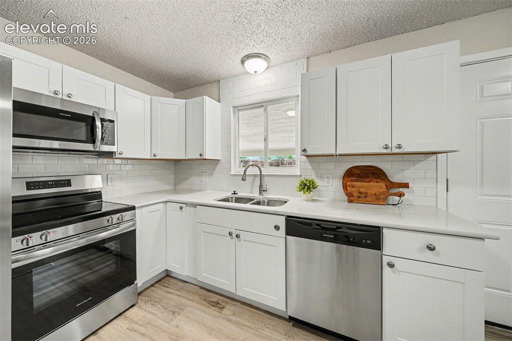 Image 9 of 19: Kitchen
