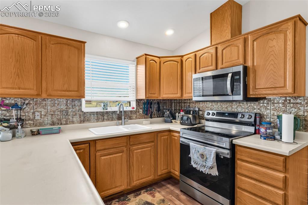 Image 16 of 39: Kitchen