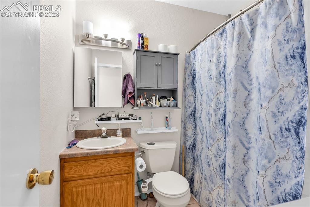 Image 22 of 39: Bathroom