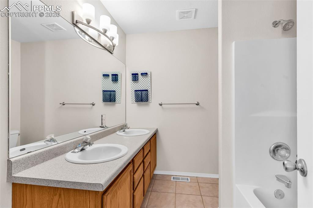 Image 25 of 39: Bathroom