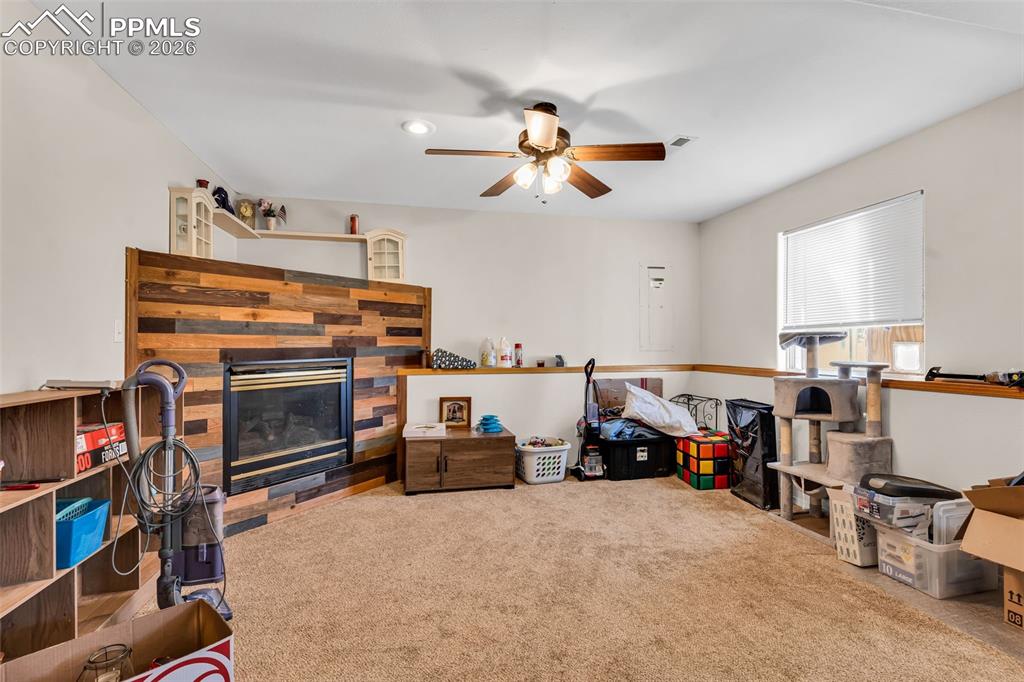 Image 29 of 39: Family Room