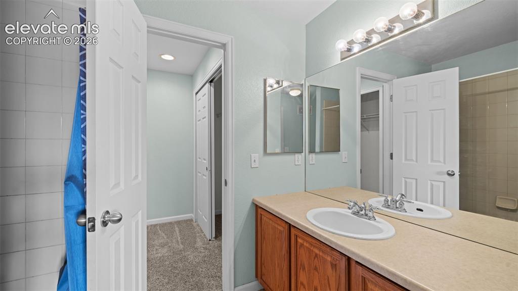 Image 17 of 31: Bathroom