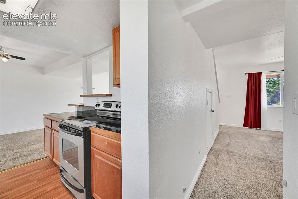 Image 10 of 25: Kitchen