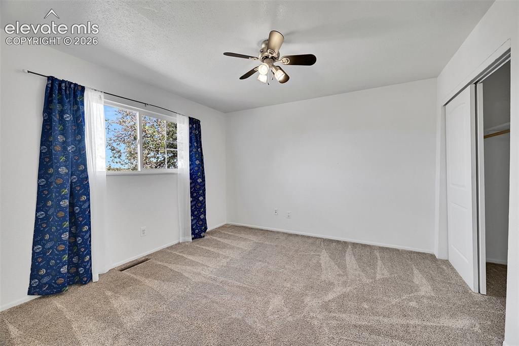 Image 18 of 25: Bedroom