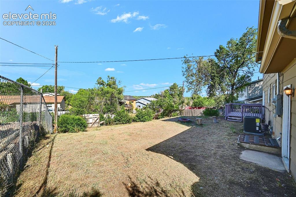 Image 21 of 25: Yard