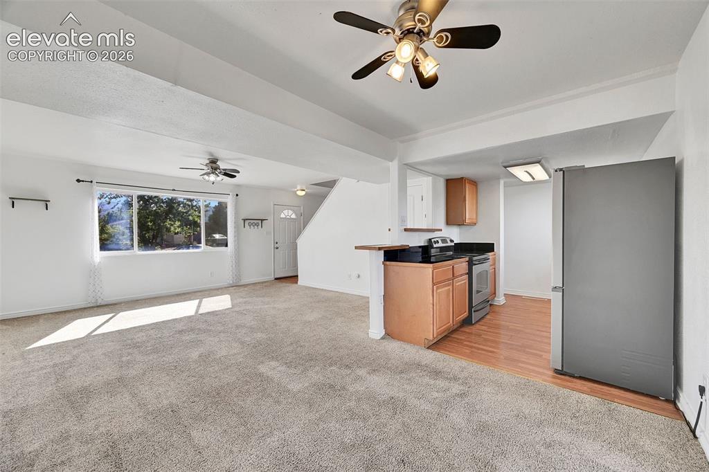Image 7 of 25: Kitchen