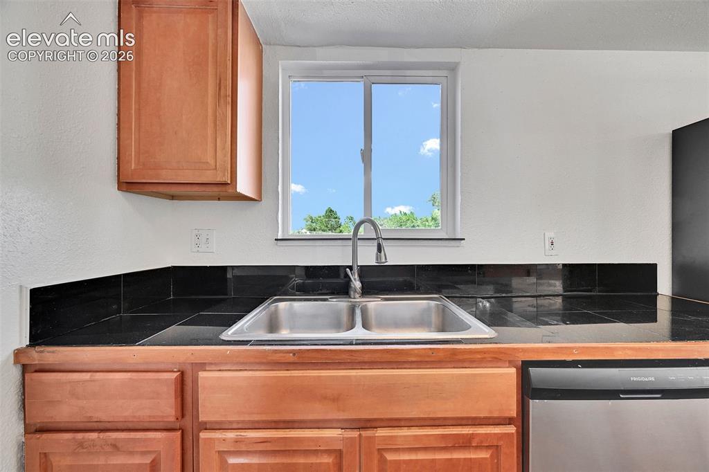 Image 8 of 25: Kitchen