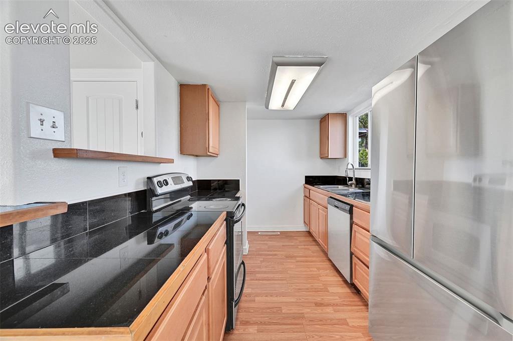 Image 9 of 25: Kitchen