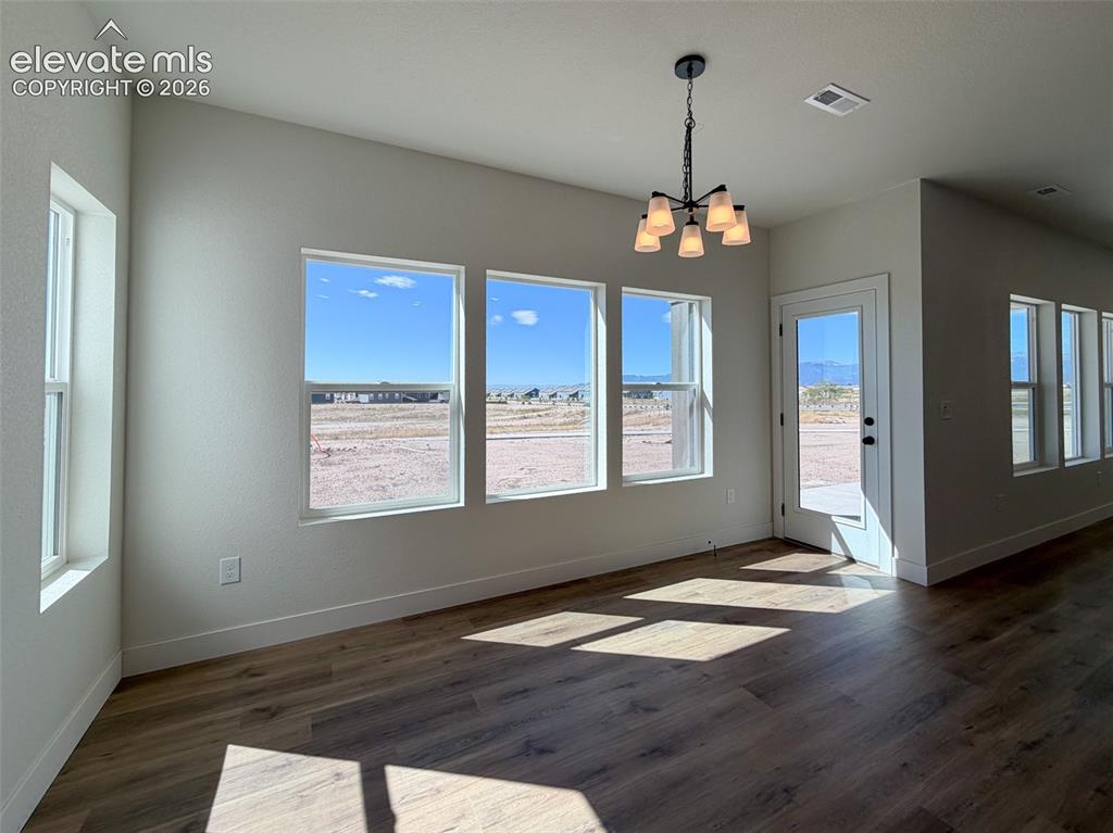Image 13 of 42: Dining Area