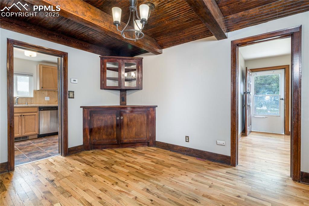 Image 10 of 33: Dining Room