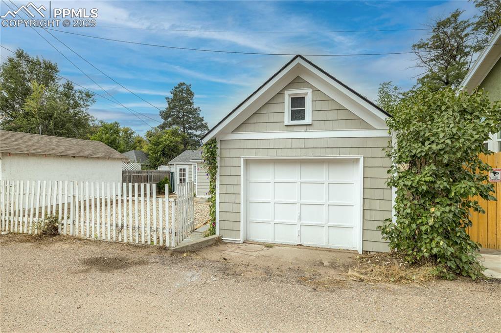 Image 25 of 33: Garage