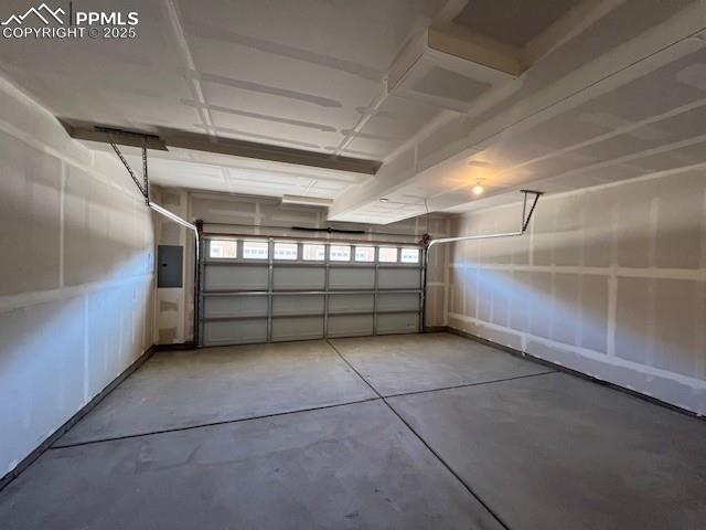 Image 17 of 20: Garage