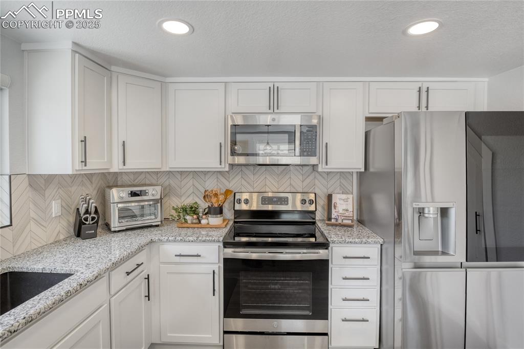 Image 11 of 50: Kitchen