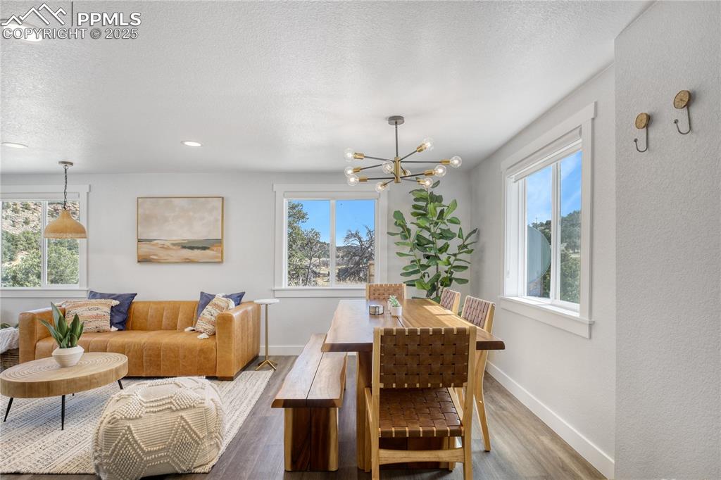 Image 13 of 50: Dining Area