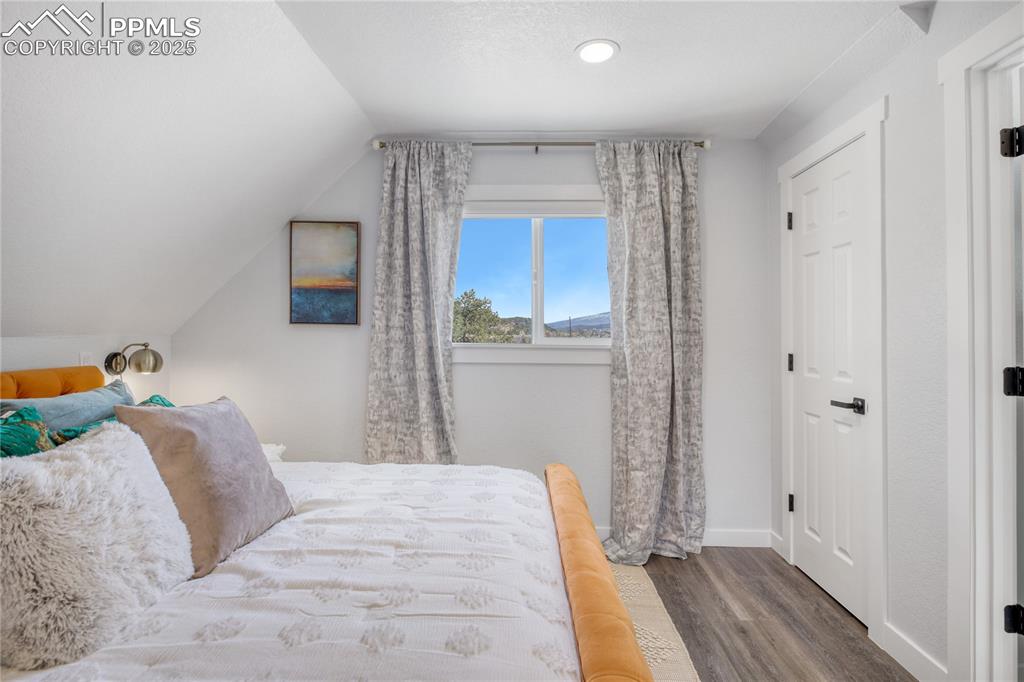 Image 15 of 50: Bedroom