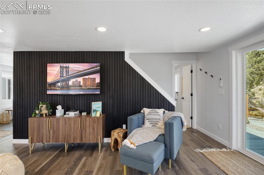 Image 17 of 50: Sitting Room