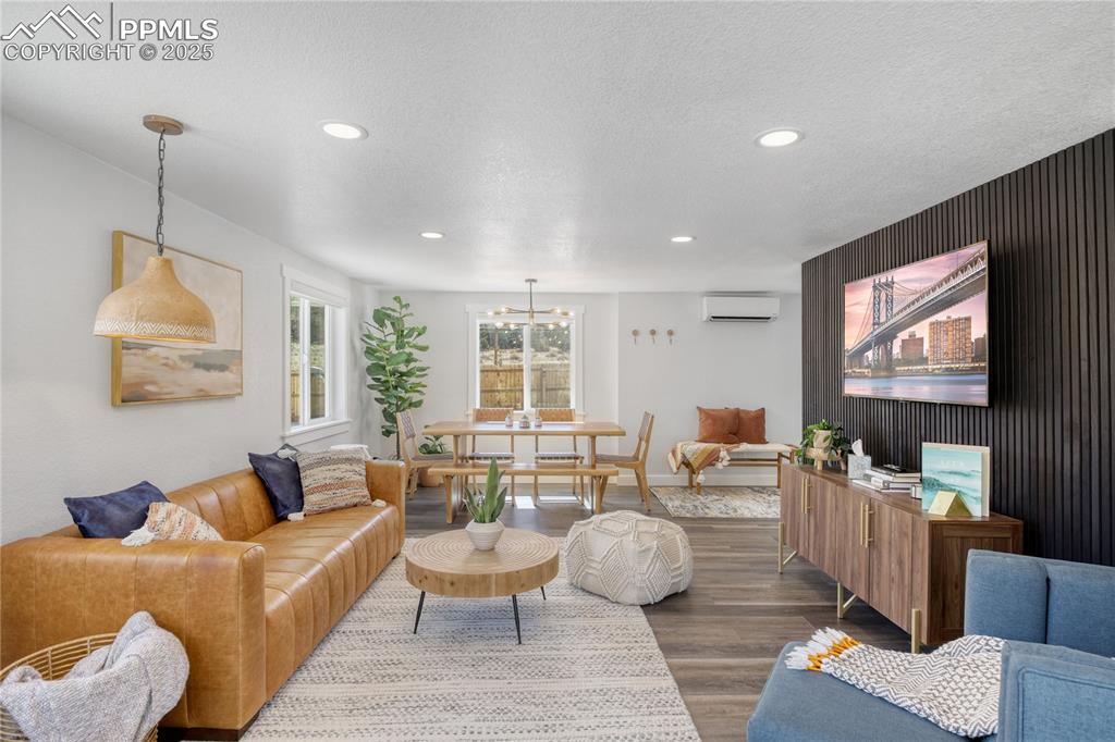 Image 19 of 50: Living Room